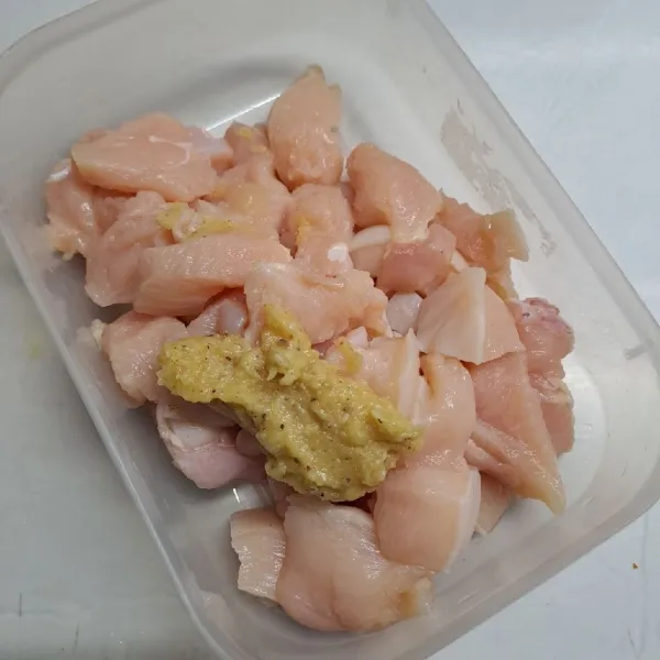Uleg bawang putih, merica, kaldu bubuk dan garam sampai halus. Campur dengan ayam fillet. Aduk sampai merata, marinasi selama 30 menit.