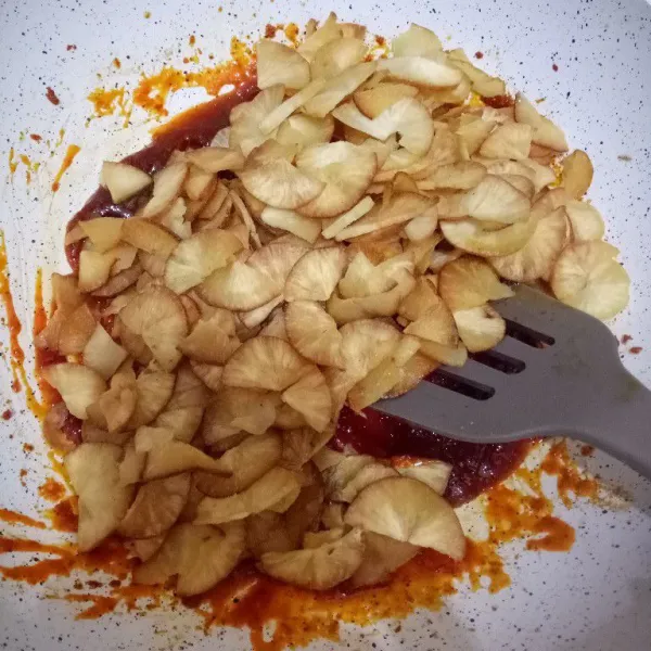 Masukkan keripik singkongnya dan campur rata. Siap disajikan.