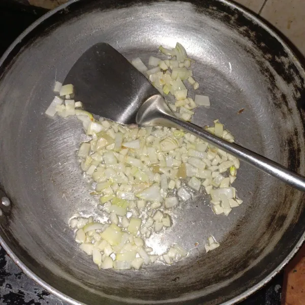 Panaskan margarin lalu tumis bawang putih sampai harum lalu masukkan bawang bombai dan masak sampai matang.