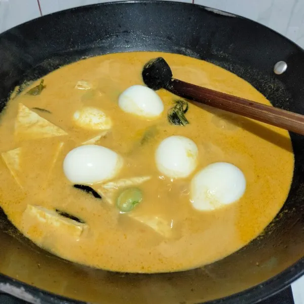 Tambahkan telur rebus.