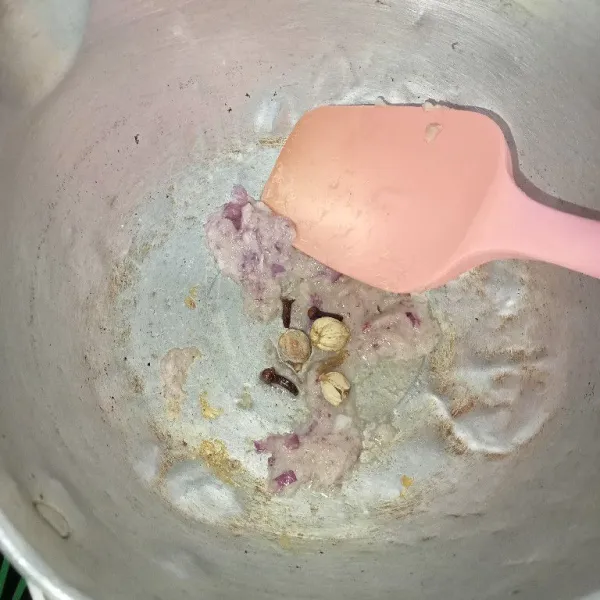 Tumis bumbu halus hingga harum dengan minyak secukupnya lalu masukkan kapulaga dan cengkeh aduk rata.