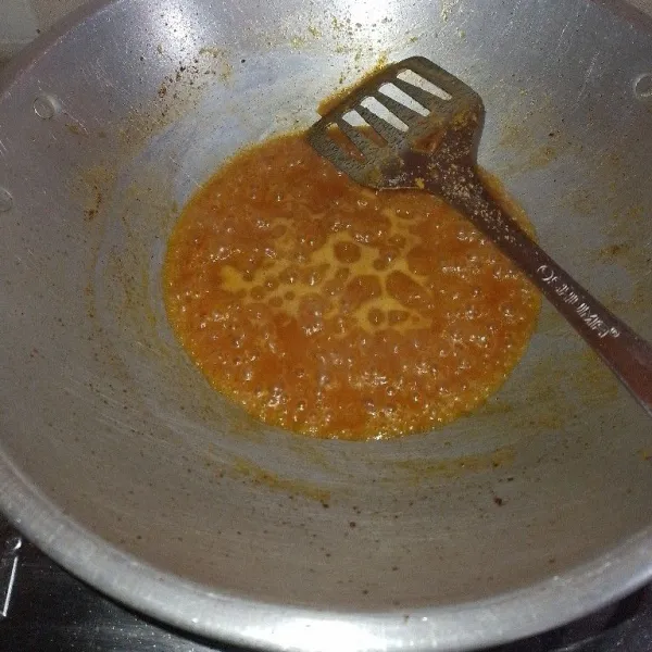 Tambahkan air, gula merah, garam, dan kaldu bubuk.