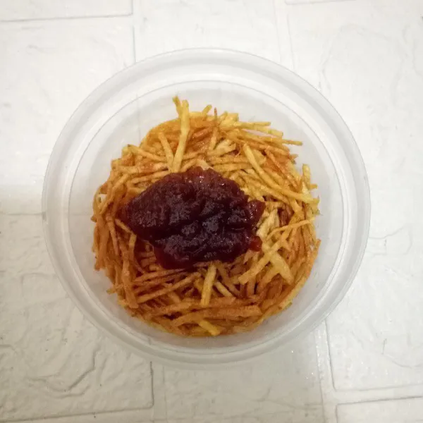 Setelah kentang dingin, masukkan ke wadah bersama kacang goreng. Lalu beri beri bumbu dan campurkan secara rata. Simpan di wadah kedap udara, siap dinikmati kapan saja.