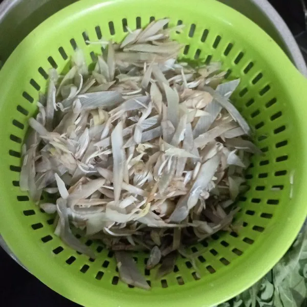Kemudian angkat dan siram di air mengalir dan tiriskan.