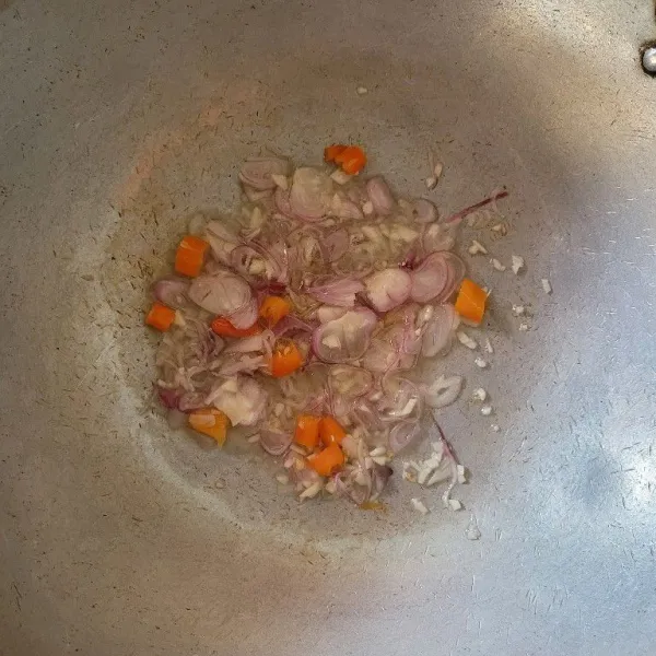 Tumis bawang putih, bawang merah, dan cabai rawit dengan sedikit minyak hingga layu dan harum