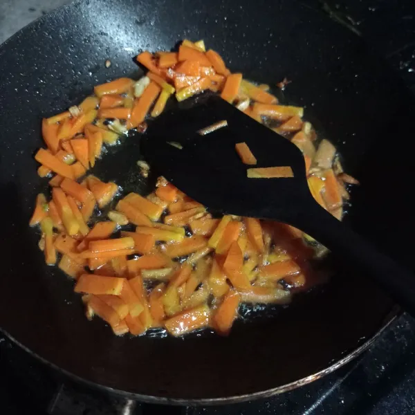 Masukan wortel aduk rata, masak sampai matang.