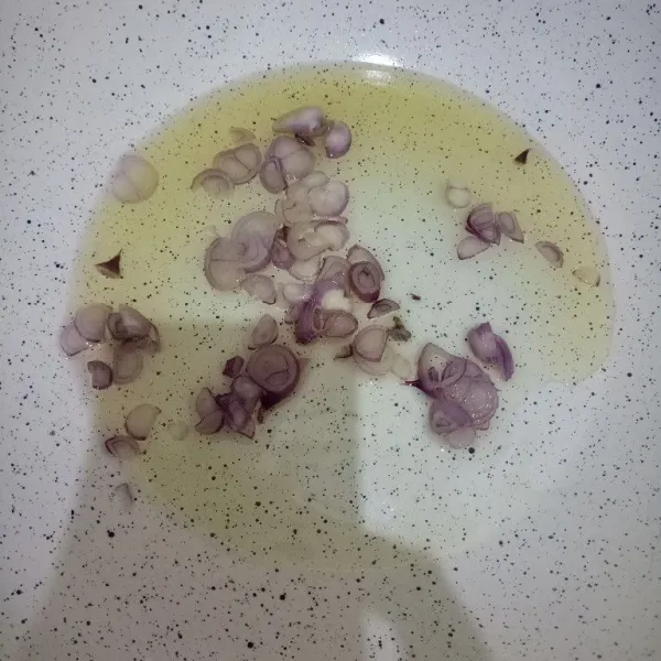 Iris-iris bawang merah, lalu tumis dengan minyak hingga sedikit kecoklatan.