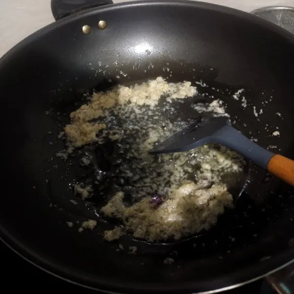 Tumis bumbu halus sampai wangi, lalu masukkan telur, buat orak arik.