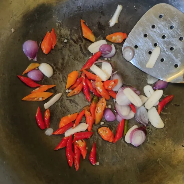 Tumis cabe, bawang merah, dan bawang putih hingga harum.