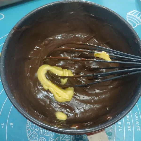 Membuat vla : campur jadi satu tepung maizena, gula, cokelat bubuk dan susu uht. Masak dengan api kecil, setelah cukup panas masukan dark cooking chocolate masak sampai adonan mengental. Kemudian masukan kocokan kuning telur aduk cepat, matikan api. Terakhir masukan margarin.