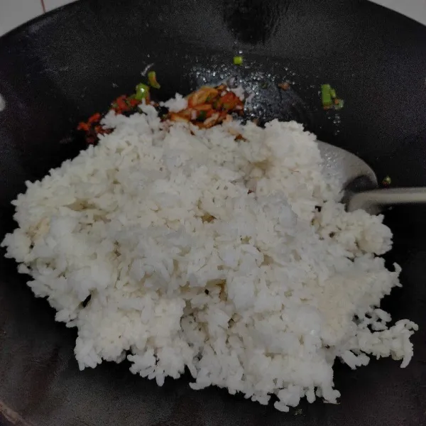 Masukan nasi. Lalu, aduk merata.