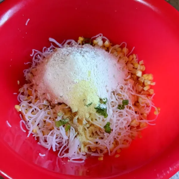 Tambahkan terigu, bawang putih dan kaldu ayam bubuk, tuang air secara bertahap sambil diaduk sampai jadi adonan yang kental.