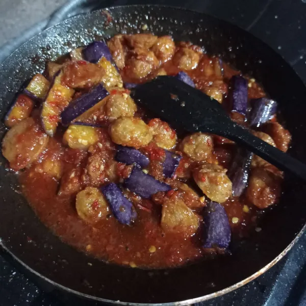 Masak sampai bumbu meresap, cek rasanya, matikan api