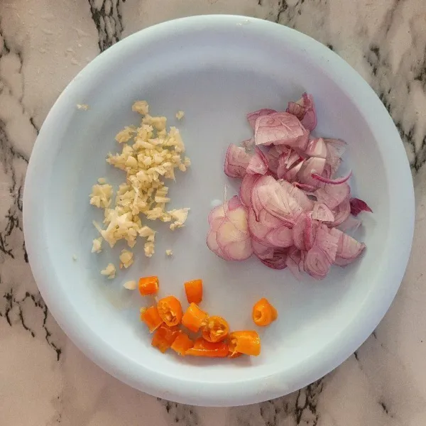 Siapkan bumbu tumis seperti bawang putih dicincang kasar, bawang merah potong tipis, dan juga cabai rawit yang telah dipotong.