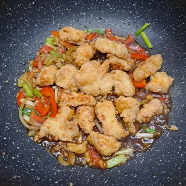 Masukkan ayam goreng tepung. Aduk rata dengan tumisan. Angkat dan sajikan.