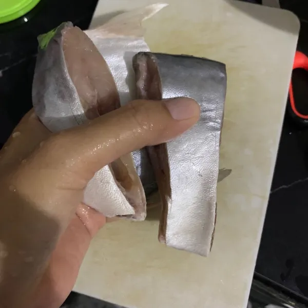 Potong ikan sekartaji dan cuci bersih.