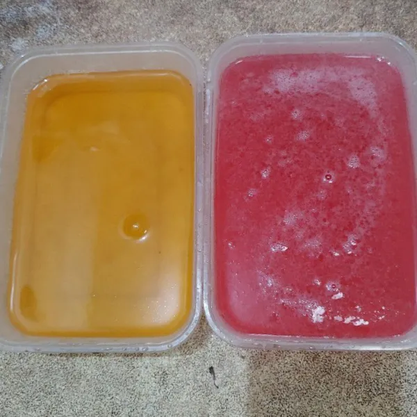 Dinginkan jelly di suhu ruang terlebih dahulu, kalau sudah dingin masukkan lemari es sebentar sampai jelly mengeras.