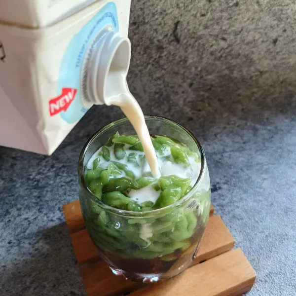 Tuang susu cair sampai gelas penuh, aduk rata dan sajikan.