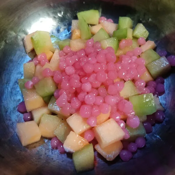 Potong dadu buah melon. Letakkan di mangkok dan beri sagu mutiara