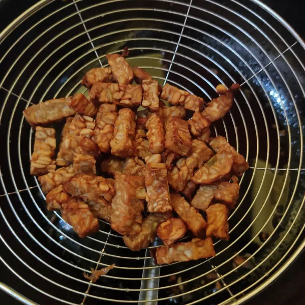 Potong tempe, goreng hingga matang.