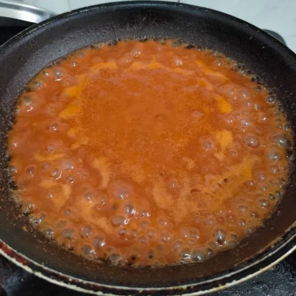 Goreng kacang, daun jeruk, cabe rawit, dan bawang putih lalu blender halus sisihkan. Tambahkan air, saus sambal, bahan yang di blender tadi, garam, dan kaldu bubuk masak hingga kuah mengental koreksi rasa. Sisihkan.