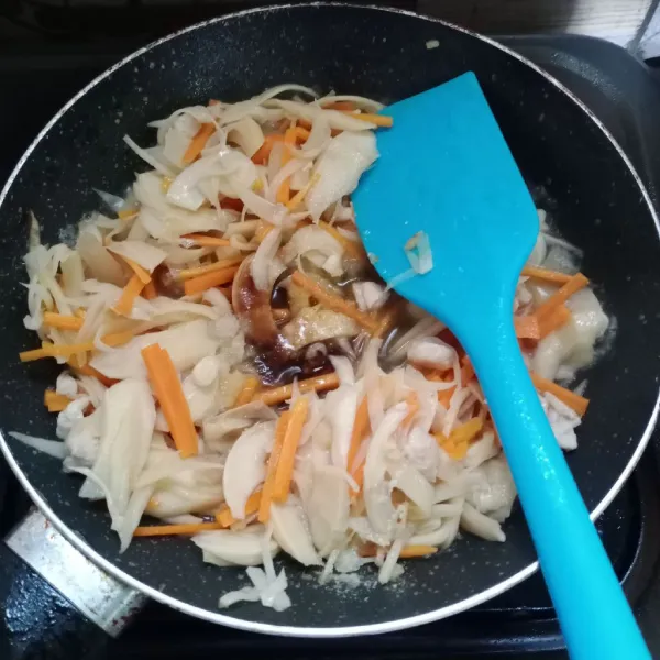 Masukkan semua bumbu-bumbu.
