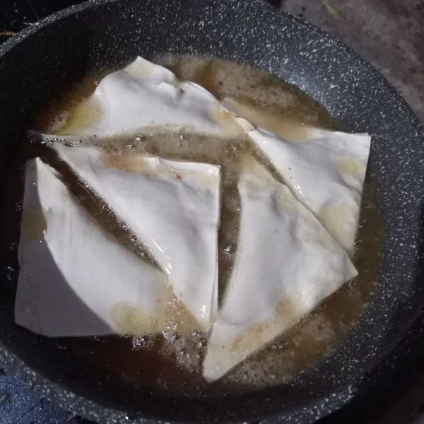 Goreng di minyak panas sampai kedua sisi kering, tiriskan, siap disajikan.
