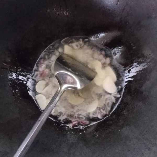 Tumis bawang merah dan bawang putih.