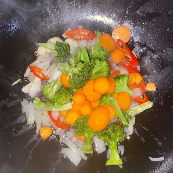 Masukkan brokoli dan wortel. Masak sampai layu.
