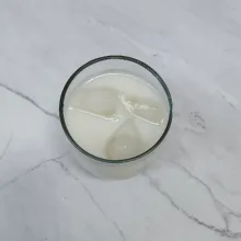 Tuang susu cair.