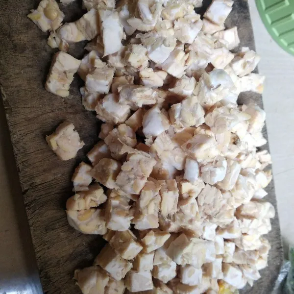 Potong-potong dadu tempe dan wortel, sisihkan.
