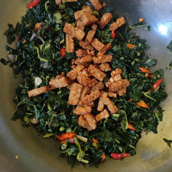 Masukkan tempe, aduk rata.
