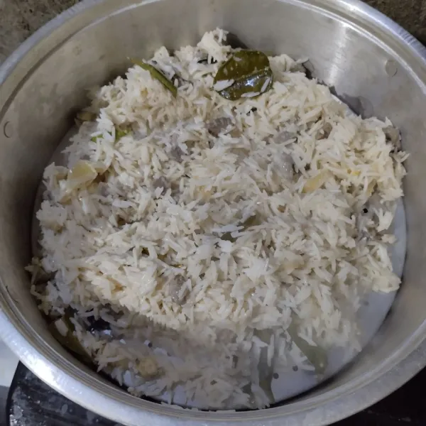 Masukkan nasi aron kedalam kukusan yang sudah dipanaskan. Kukus selama 35 menit.