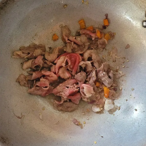 Masukkan daging dan tumis hingga daging setengah matang