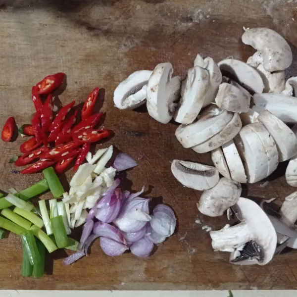 Iris jamur, bawang merah, cabe, daun bawang dan cincang bawang putih.