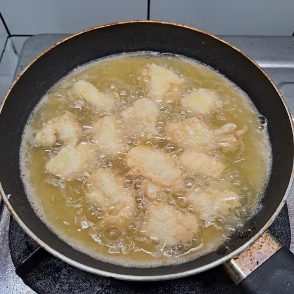 Panaskan minyak goreng secukupnya. Goreng ayam sampai matang di kedua sisi. Angkat dan tiriskan. Sisihkan.