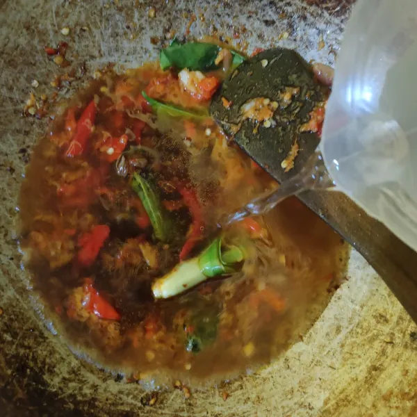 Masukkan air, kaldu bubuk, gula pasir, dan kecap manis. Masak hingga mendidih. Koreksi rasa.