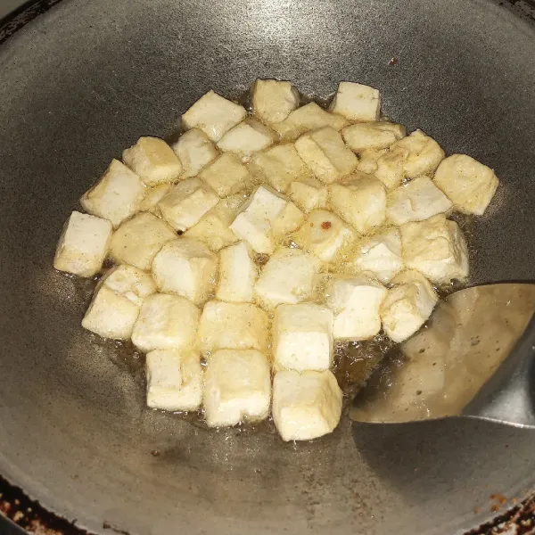 Panaskan minyak secukupnya, goreng tahu dan tempe sampai matang. Tiriskan.