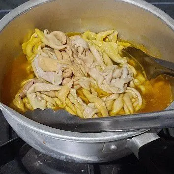 Masukkan usus, masak hingga usus matang.