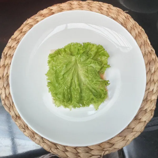 Lalu susun selada di atasnya.