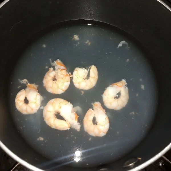Rebus udang sebentar saja, tiriskan.