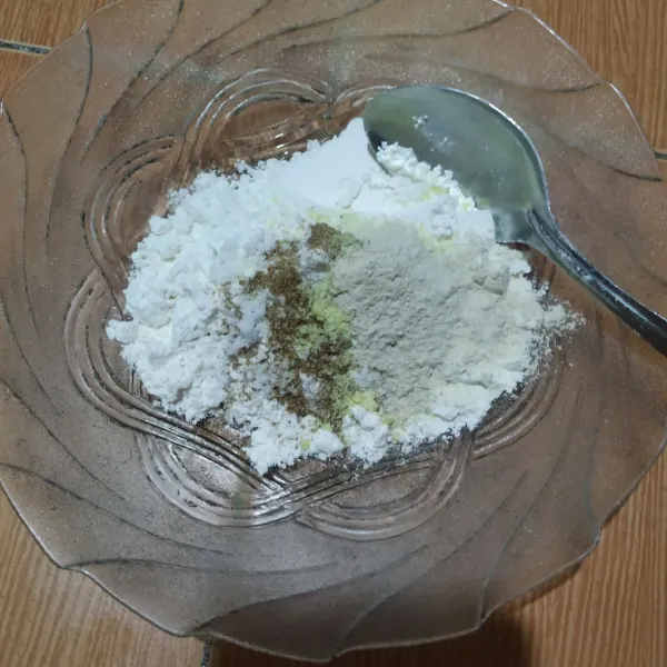 Campur rata terigu, bawang putih bubuk, ketumbar bubuk, kaldu bubuk, dan garam.