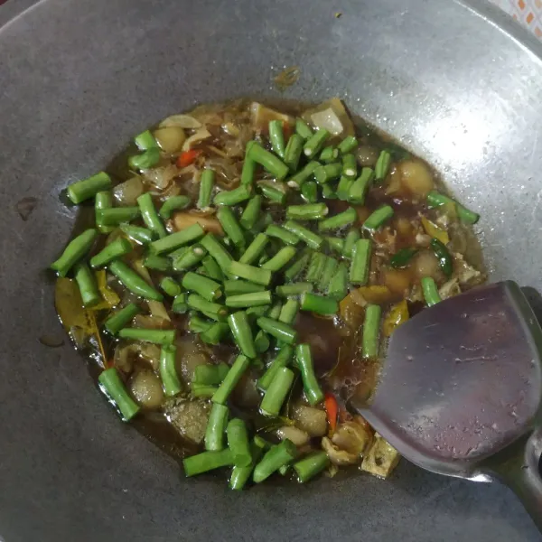 Setelah kuah agak menyusut, masukkan buncis. Masak kembali sampai buncis matang.