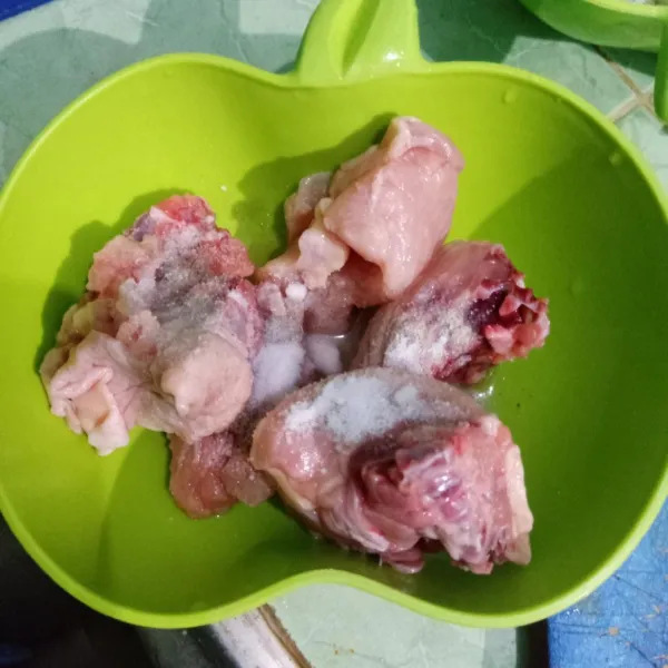 Siapkan ayam, potong lalu cuci bersih. Marinasi dengan air jeruk nipis, garam dan lada. Diamkan minimal 15 menit.
