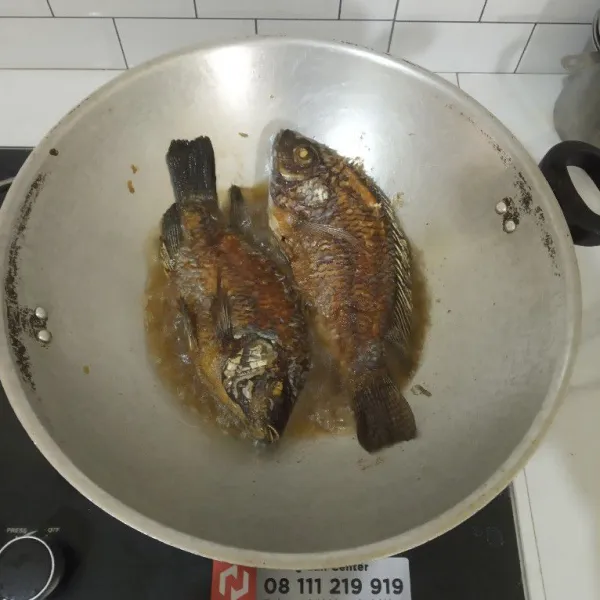 Goreng ikan hingga kulit luarnya garing.