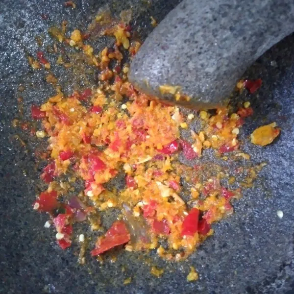 Haluskan bawang merah, bawang putih, cabai, jahe, dan kunyit.