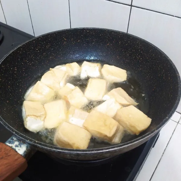 Goreng tahu hingga berkulit, angkat dan tiriskan.