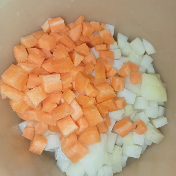 Potong dadu wortel dan kentang.