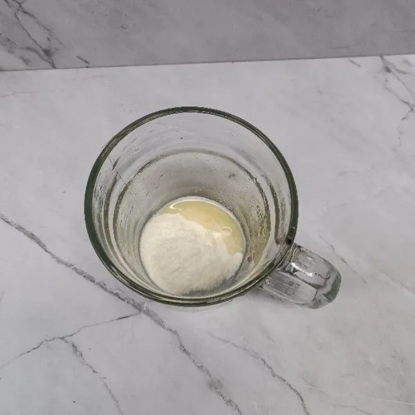 Buat whipcream. Campur bubuk whipcream dan kental manis