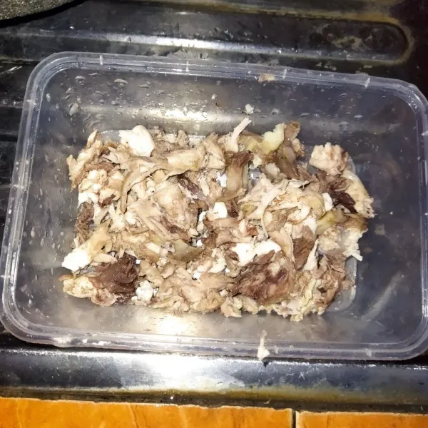 Rebus ayam sampai matang, kemudian goreng sebentar sampai permukaannya kecoklatan, kemudian suwir-suwir sesuai selera.